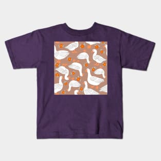 Geese in The meadow latte color Kids T-Shirt